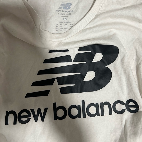 New Balance Women Tshirt - Picture 5 of 6